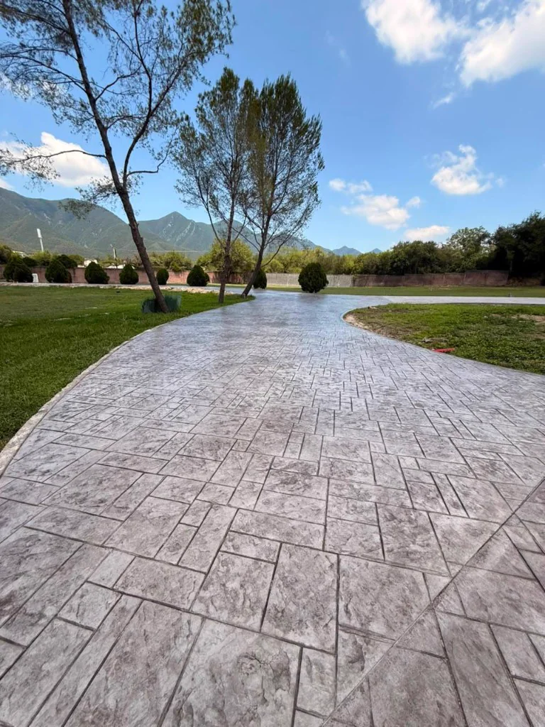 Camino residencial de concreto estampado BOOTIK